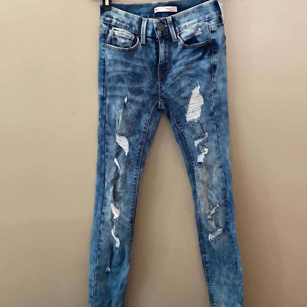 Size 0 stretch skinny low rise ripped jeans!